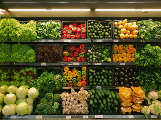 Verse groenten en boodschappen op een tafel